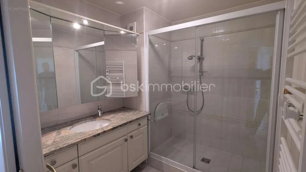 Bathrooms - Bright Apartment with Double Garage in Petit Chantilly, Orvault