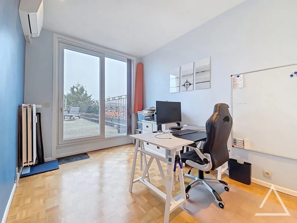 Studio - 3-Bedroom Apartment with Terrace in Urban Setting