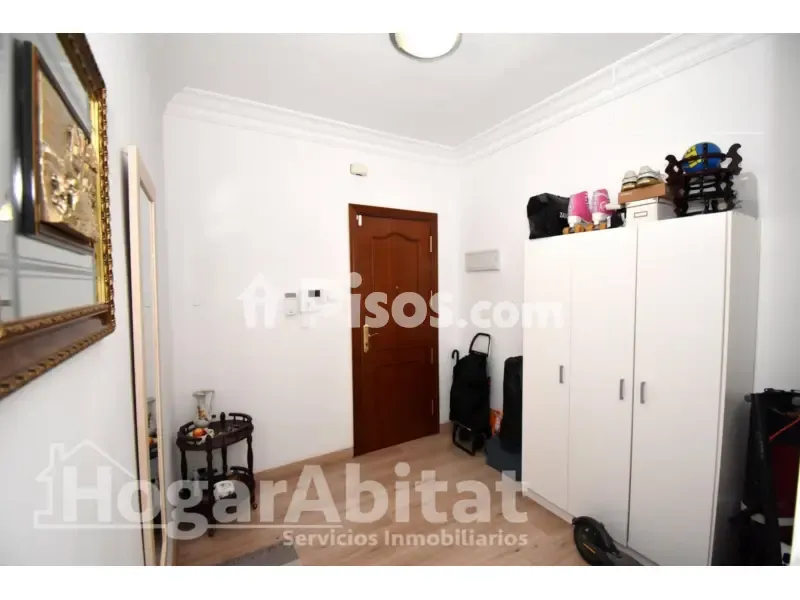 Entrée - Reformed Apartment with Balcony on Primado Reig