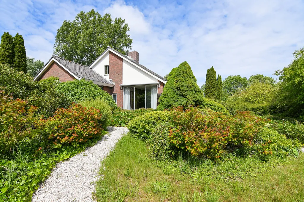 Aed - Villa with Garden on Spacious Plot in Hoofddorp