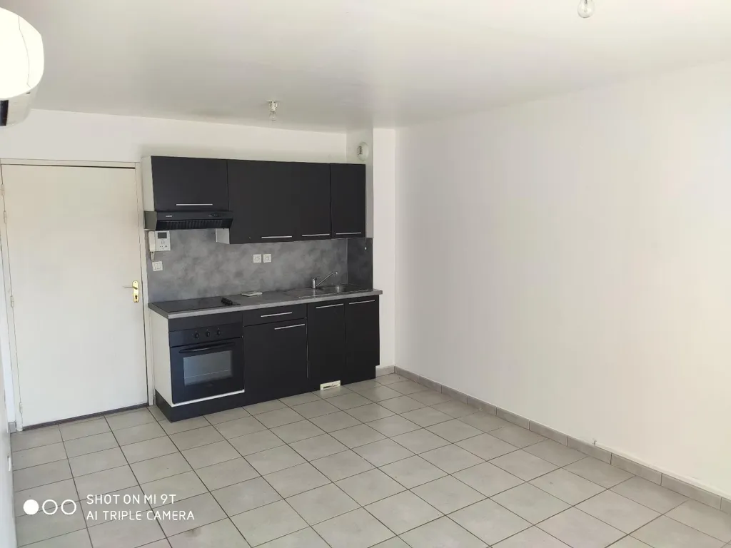 Cuisine - Appartement Récent avec Terrasse et Climatisation