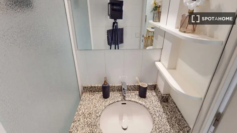 Vannitoad - Room in Shared Accommodation in Paris