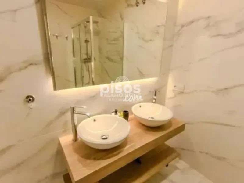 Bathrooms - Apartment with Balcony in Calle Mayor, Madrid