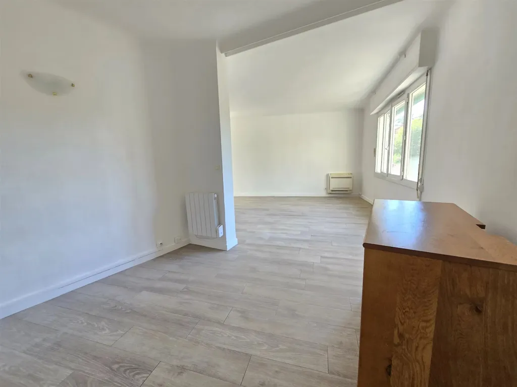 Pièces - Studio Rénové avec Vue Mer à Saint-Raphaël