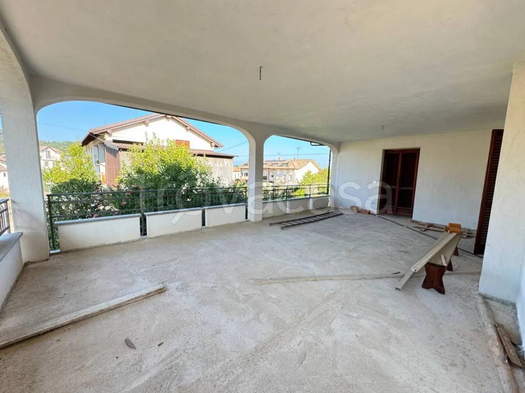 Terrass - Villa with Potential for Two Apartments in Boves