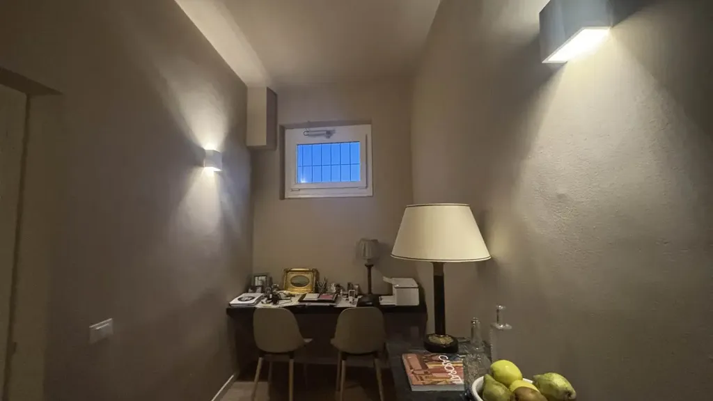 Esik - Modernised Triplex with Balcony in Florence