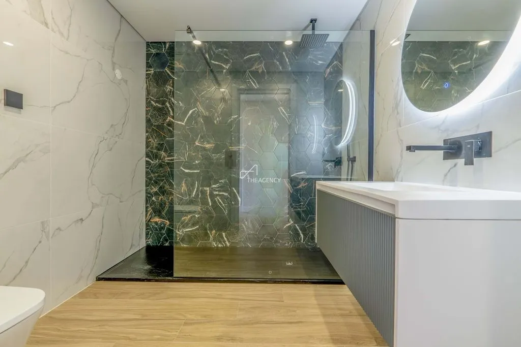 Salles de bain - Contemporary Flat with Balcony in Almancil