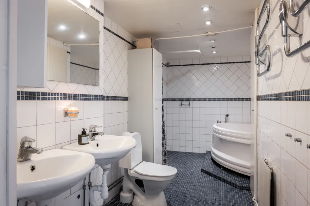Salles de bain - Renovated Penthouse with Balcony in Borås