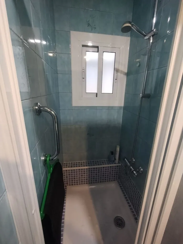 Salles de bain - 3-Bedroom Apartment with Balcony in City Centre