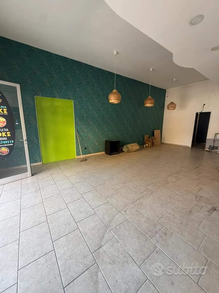 Pièces - Commercial Space with Main Street Frontage in Mondragone