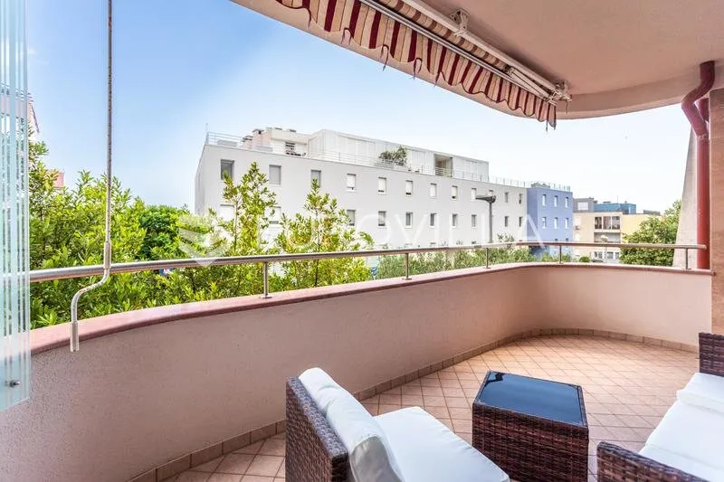 Rõdu - Spacious 3-Bedroom Apartment with Sea View in Zenta, Split