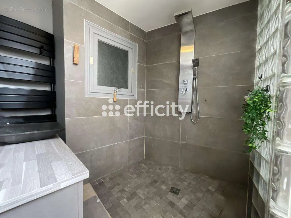 Vannitoad - Atypical 4-Piece Apartment in Privas Centre