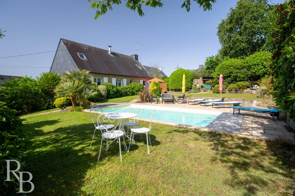 Bassein - 7-Piece House with Pool in Theix-Noyalo