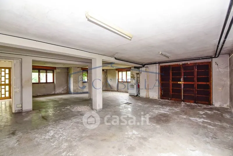 Garage - Villa with Private Garden in Limbiate