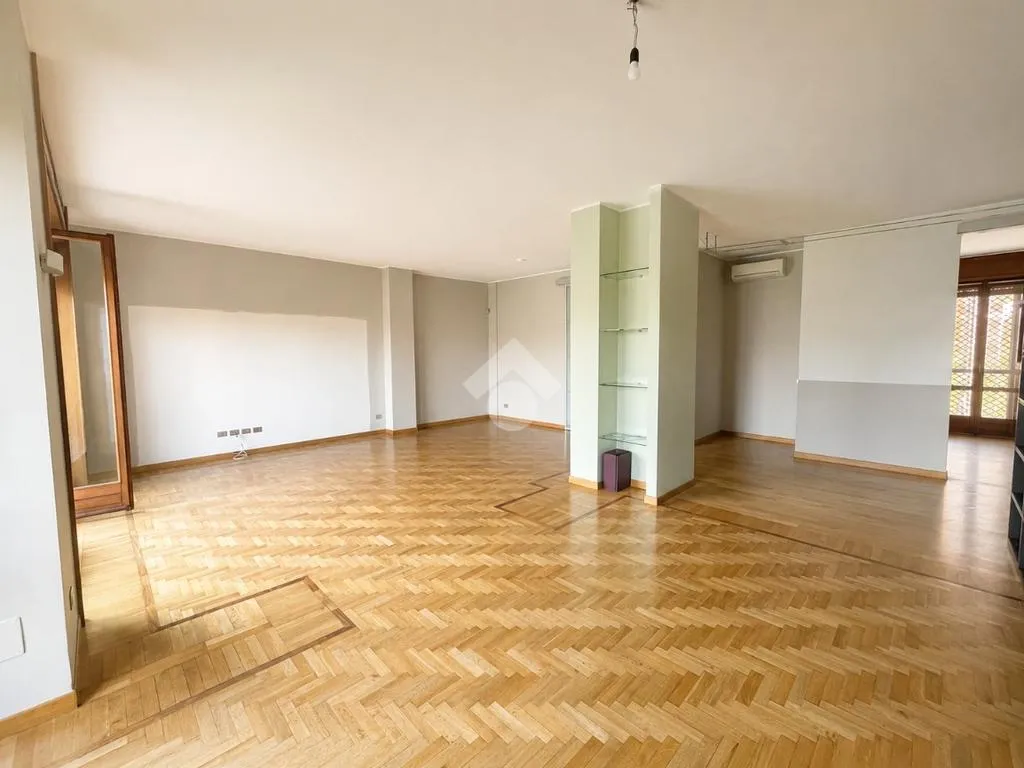 Soggiorno - Spacious 4-Bedroom Apartment with Terrace in Milan