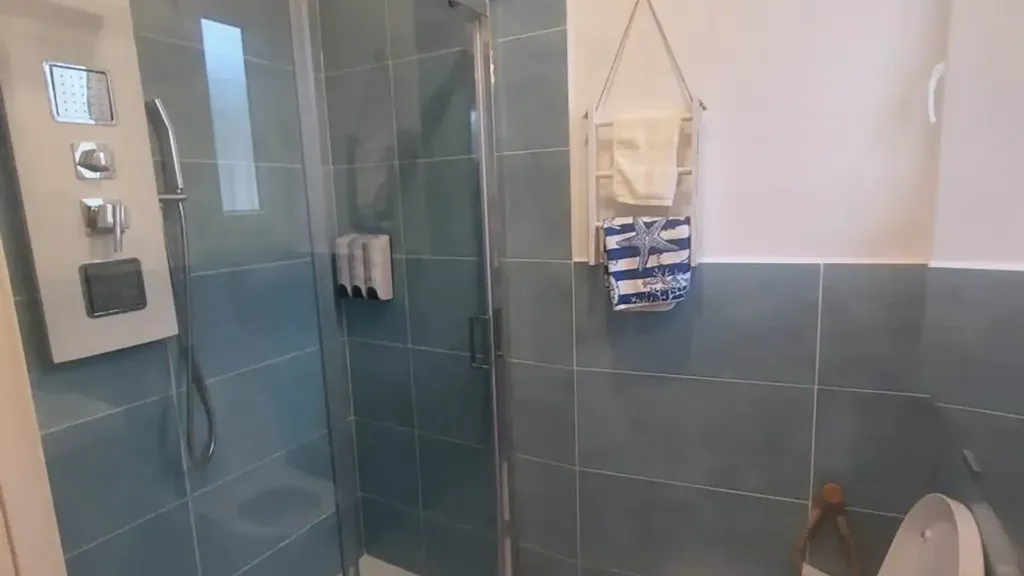 Salles de bain - Rearranged Apartment with Beach Access in Nettuno