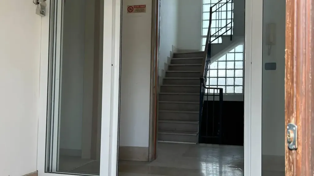 Ingresso - Office Space with Parking in Bari