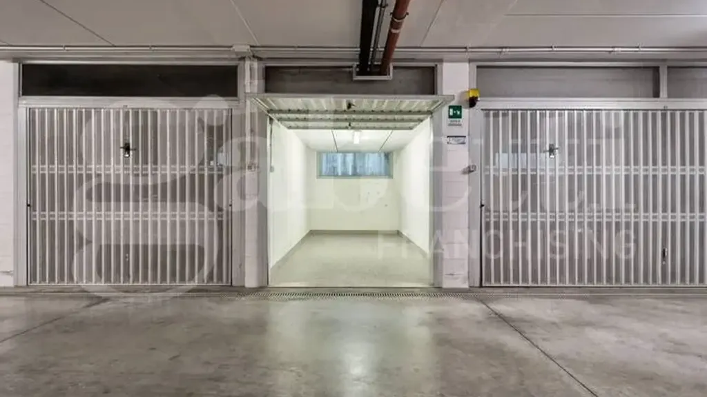 Garaaž - Modernised 2-Bed Apartment with Lift in Treviso