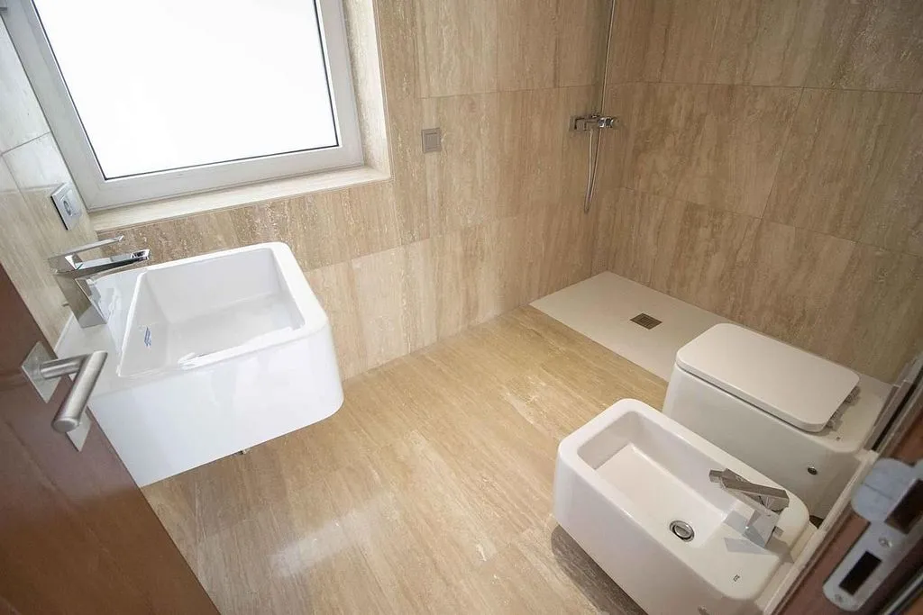 Salles de bain - Contemporary Townhouse with Pool in Ifara