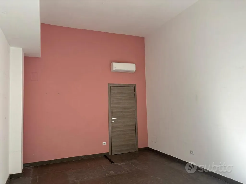 Entrée - Commercial Space with Vitrine in Pescara