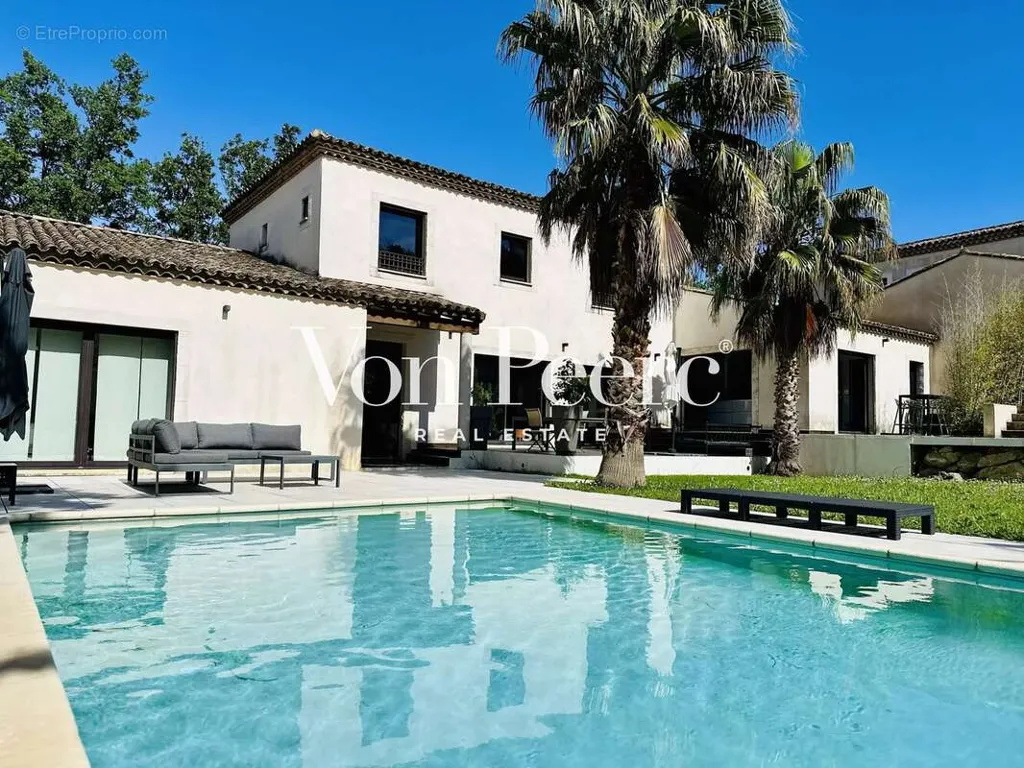 Piscine - Maison Contemporaine avec Piscine à Rochefort-du-Gard