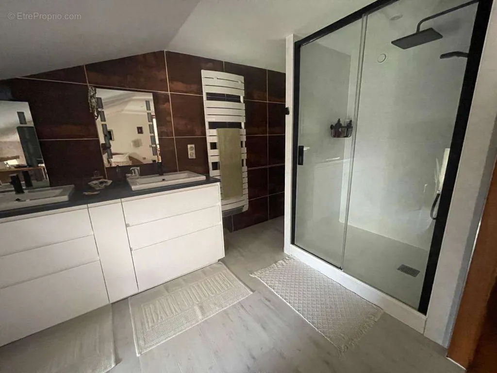Bathrooms - Charentaise House with Pool in Charente