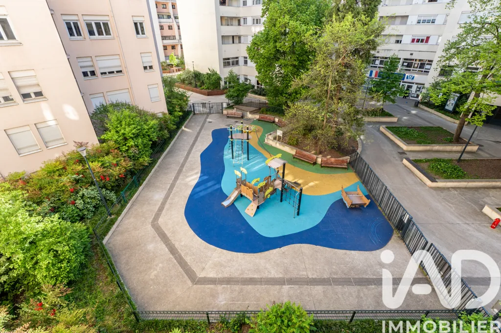Aed - 3-Bedroom Flat with Parking in Central Location