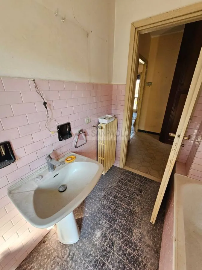Salles de bain - Spacious 3-Bedroom Apartment in Alba