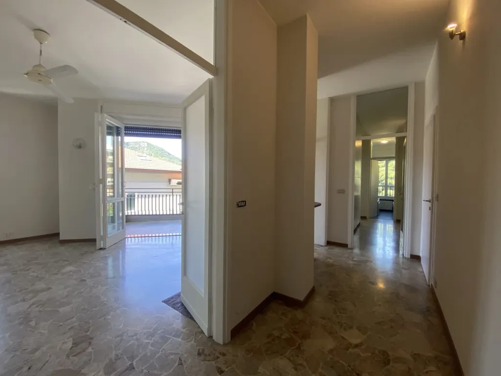 Hallway - Bright Apartment with Balcony in Como