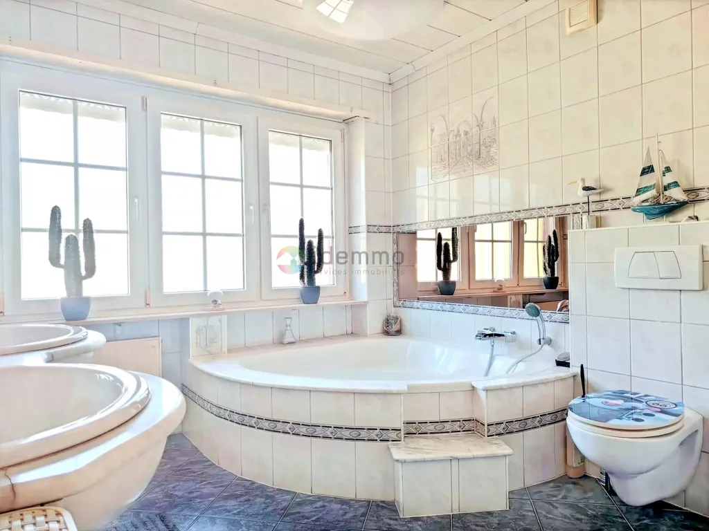 Salles de bain - Maison avec Terrasses et Bassin à Niederkorn