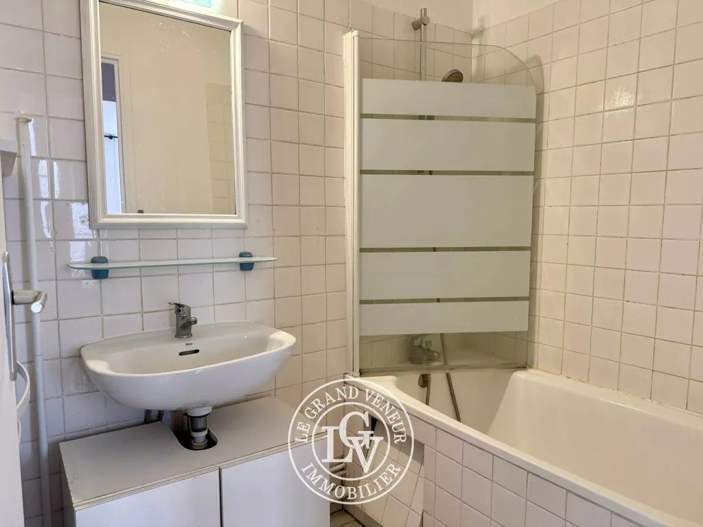 Bathrooms - 2-Bed Flat with Courtyard View in Fontainebleau Centre