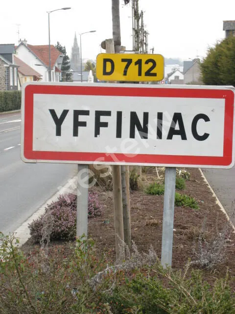 Terrain Constructible à Yffiniac, Proche du Bourg
