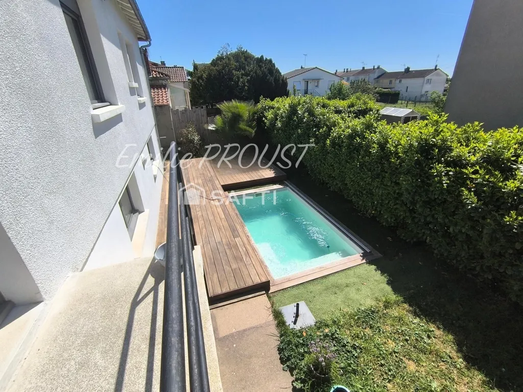 Piscine - Maison Rénovée avec Piscine à Niort
