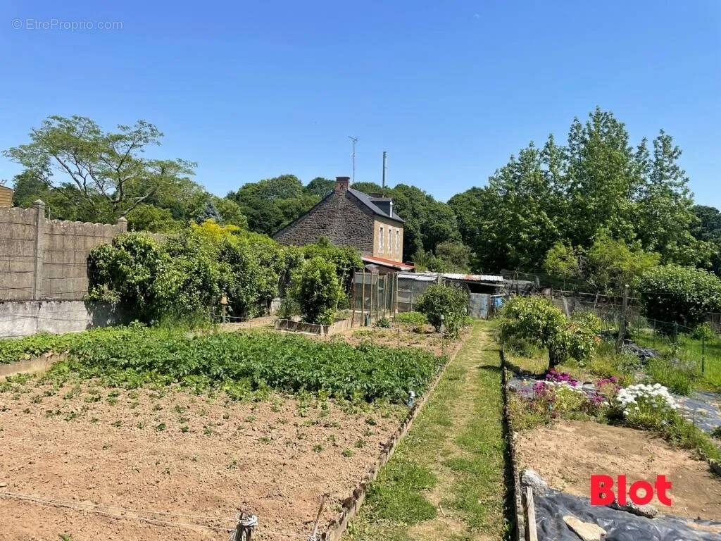 Jardin - Terrain à Fougeres, Proche Commerces