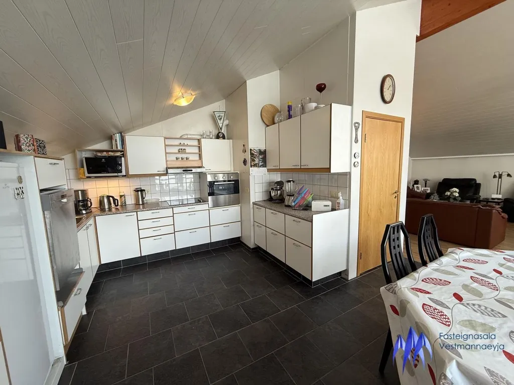 Cuisine - Industrial/Residential Property with Workshop in Vestmannaeyjar