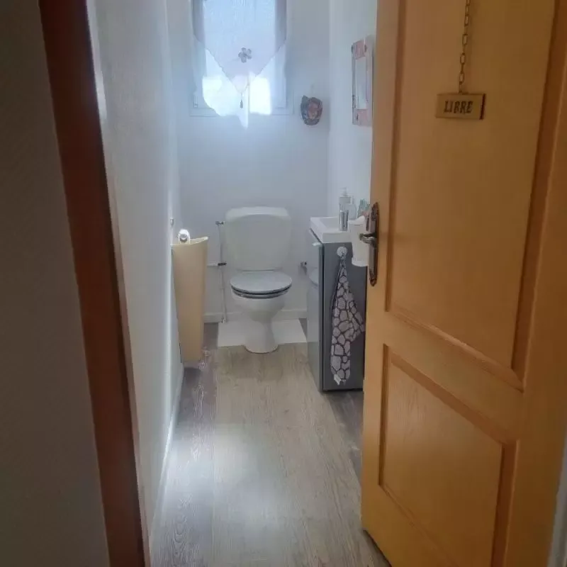 Salles de bain - Maison Récemment Construite avec Spa à Perchède