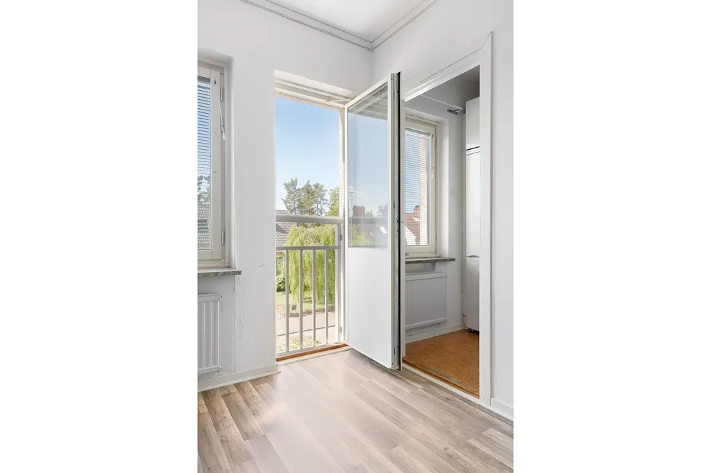 Apartment with Balcony in Paradiset