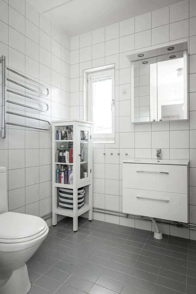 Bathrooms - Apartment with Balcony in Segeltorp, Stockholm