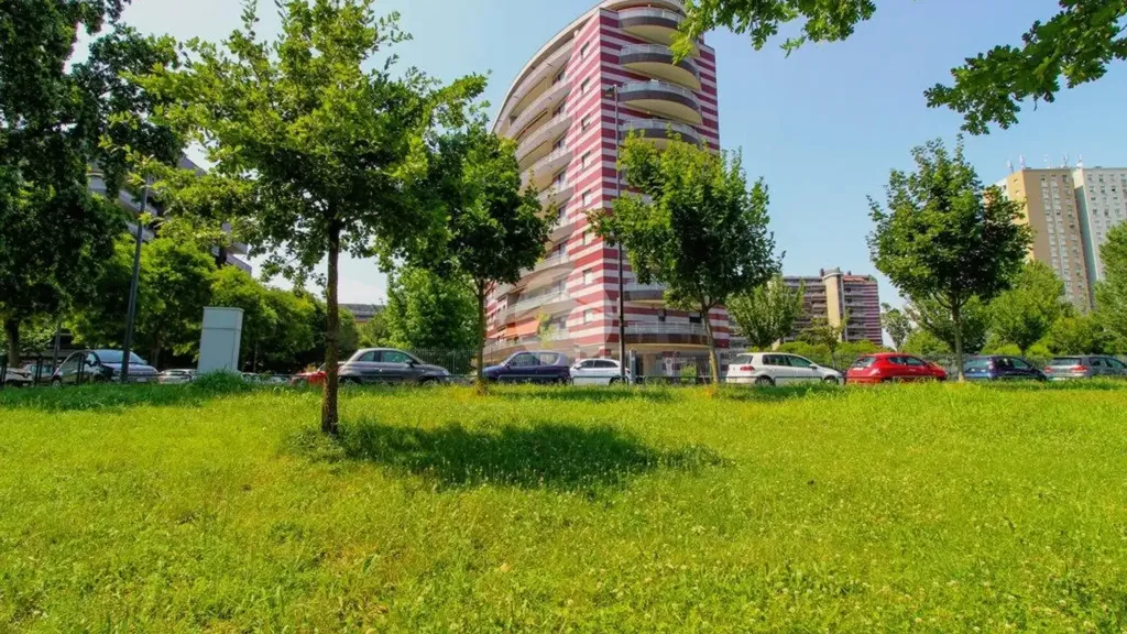 Bright 2-Bedroom Apartment with Balcony in Milan