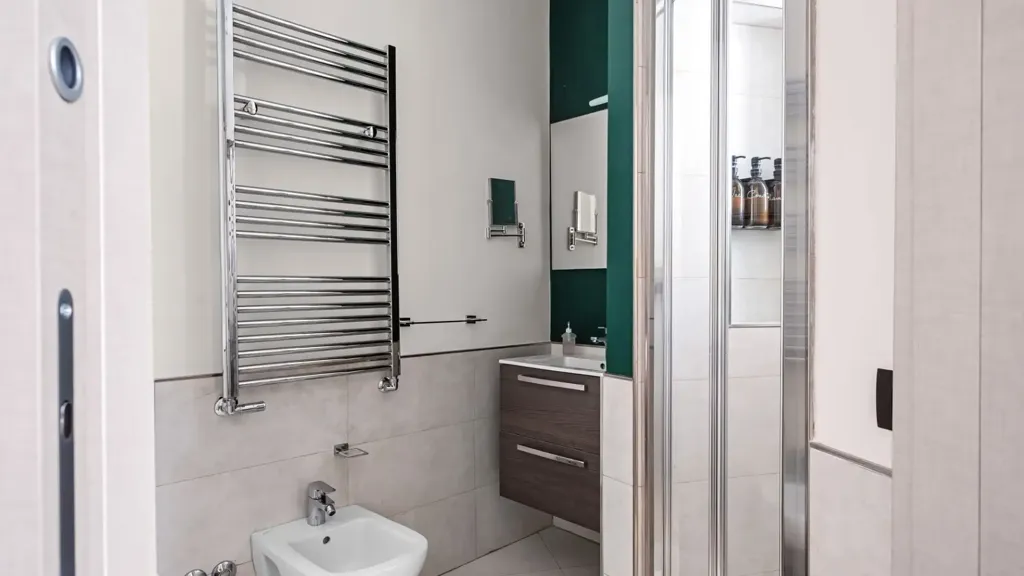 Bathrooms - Fully Furnished Flat in Historic Centre, Naples