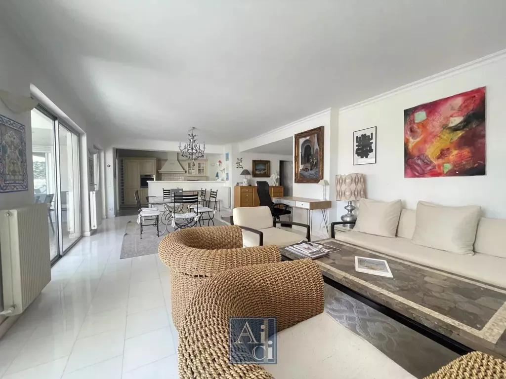 Elutuba - Spacious 6-Piece Apartment in Cannes