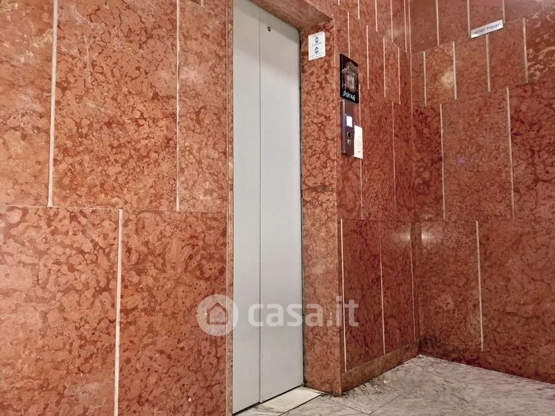 Esik - Four-Room Apartment with Balcony in Catania