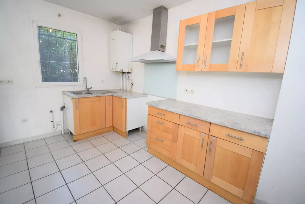 Köök - Three-Bedroom House with Garage in Quiet Area