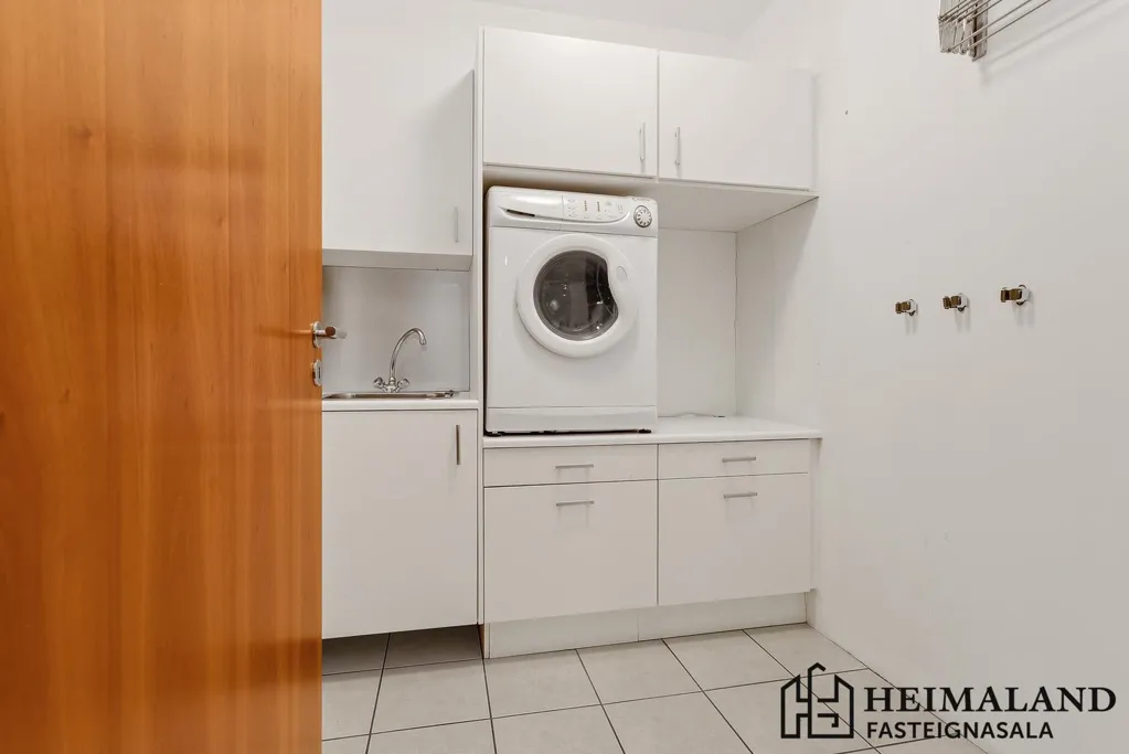 Lavanderia - Spacious 3-Bedroom Apartment with Elevator in Selfoss