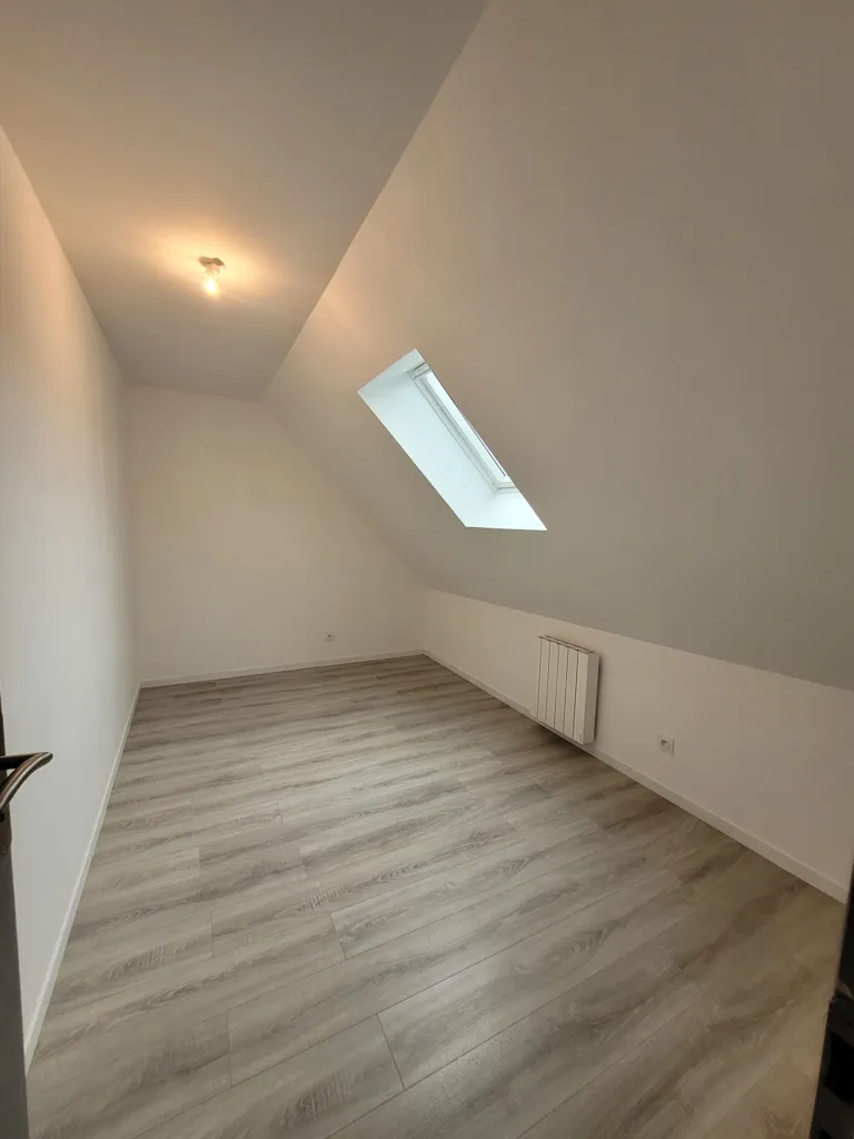 Pièces - Maison Rénovée avec Cour à Equillemont