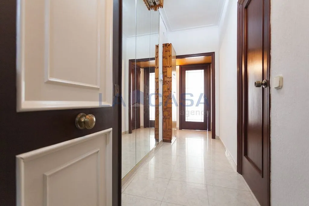 Esik - Flat with Balcony in Camp del Arpa, Barcelona