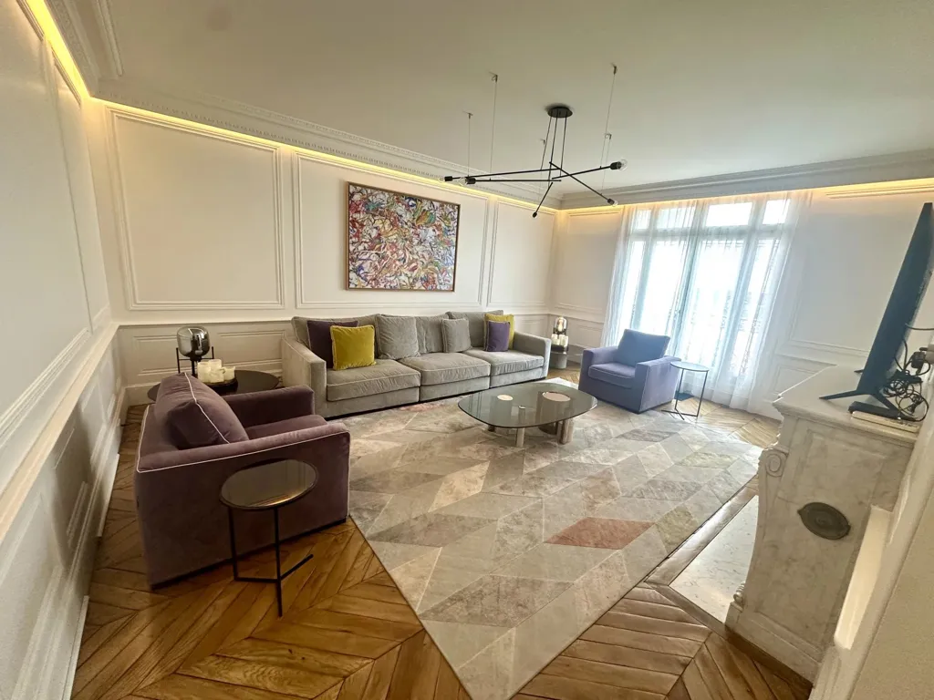 Séjour - Appartement Meublé avec Balcon à Paris 8ᵉ