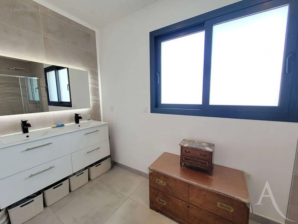 Salles de bain - Maison Moderne avec Jardin à Ortaffa