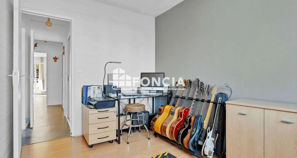 Bedrooms - 4-Piece Apartment with Balcony in Guyancourt