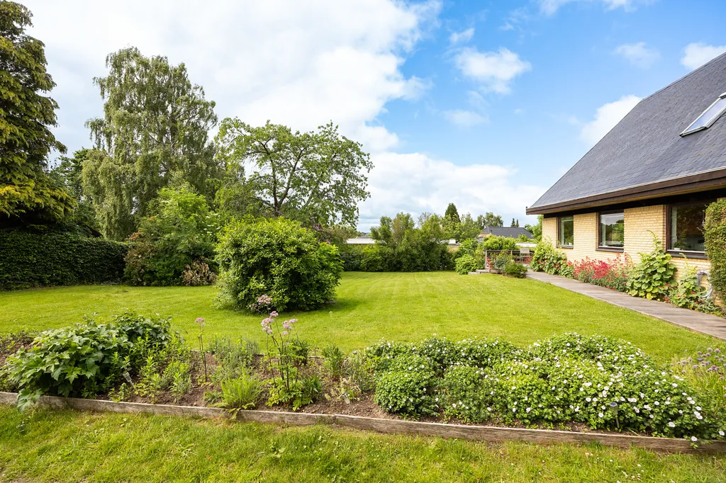 Giardino - Villa with Lake View in Ravnsnæs